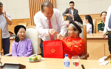Phó Thủ tướng tiếp đại diện gia đình liệt sĩ và cựu chiến binh tiêu biểu toàn quốc